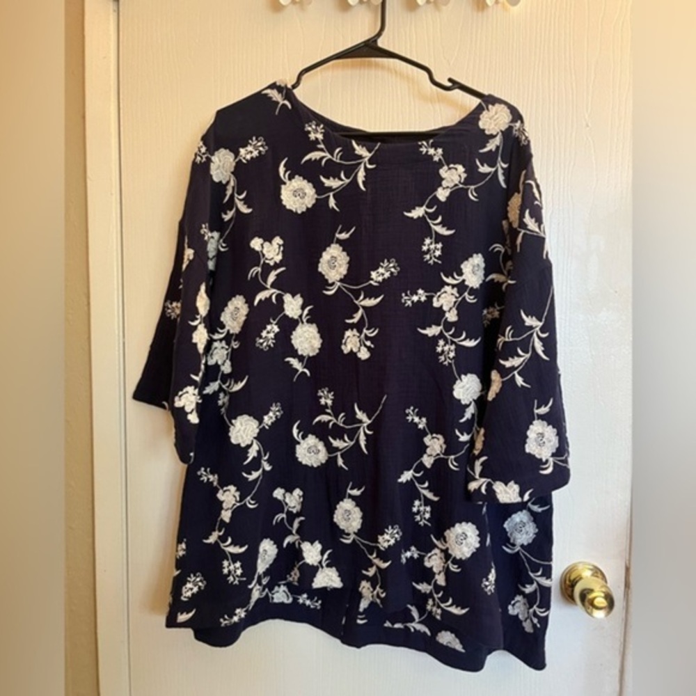 Soft Surroundings 1x Navy Blue With Embroidered Flower Blouse, Buttons On Back